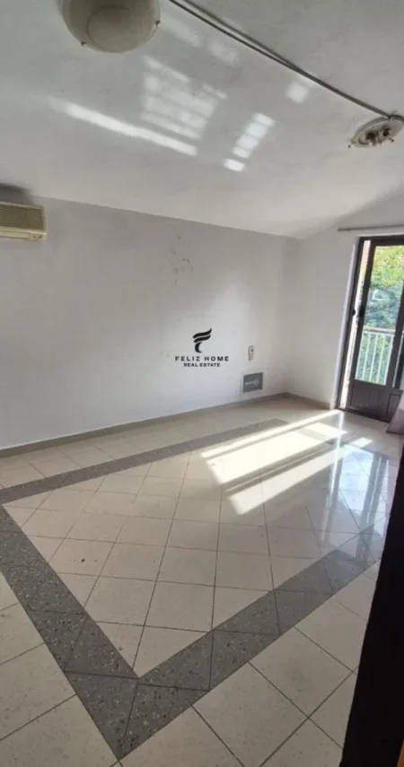 Tirane, jepet me qera Vile , 240 m² 1.300 € (RRUGA E DIBRES)