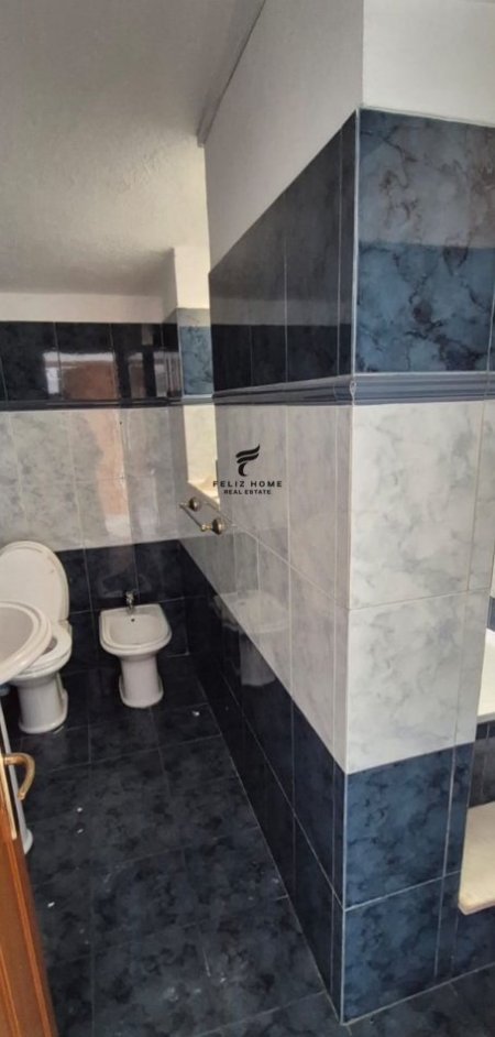 Tirane, jepet me qera Vile , 240 m² 1.300 € (RRUGA E DIBRES)