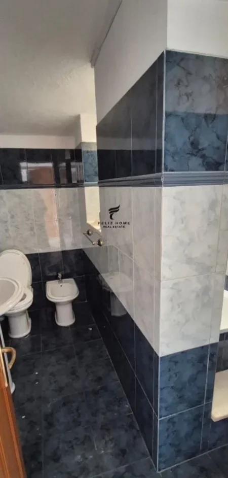 Tirane, jepet me qera Vile , 240 m² 1.300 € (RRUGA E DIBRES)