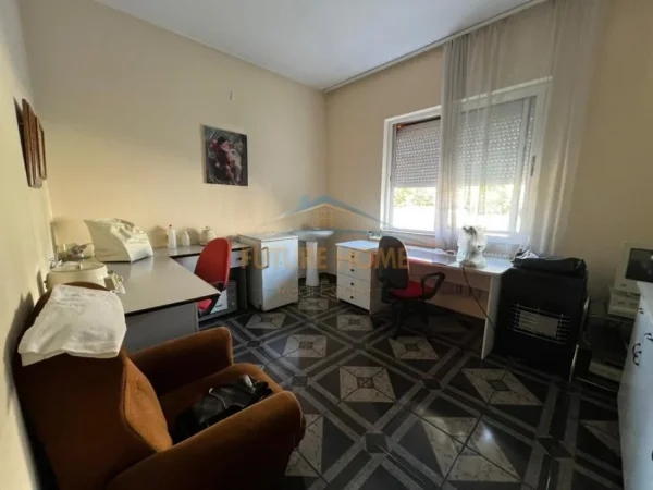 Tirane, jepet me qera ambjent biznesi Kati 1, 80 m² (Laprak)