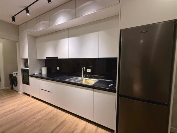 Tirane, jepet me qera apartament 1+1 Kati 3, 76 m² 600 € (FARKE)