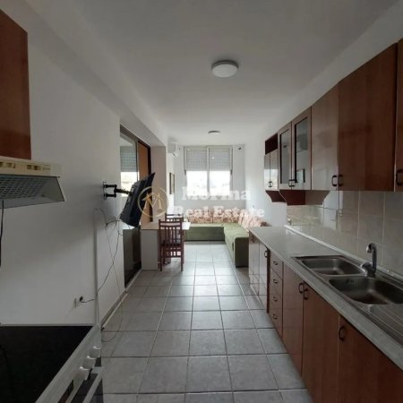 Tirane, jepet me qera apartament 4+1 Kati 8, 146 m² 1.000 € (Rruga Fortuzi)
