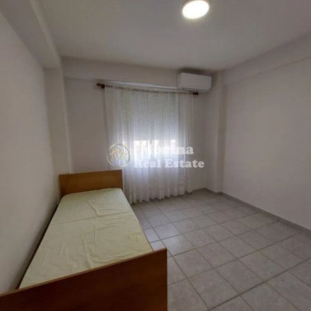 Tirane, jepet me qera apartament 4+1 Kati 8, 146 m² 1.000 € (Rruga Fortuzi)