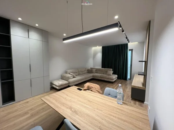 Tirane, jepet me qera apartament 2+1+Ballkon Kati 3, 124 m² 850 € (fusha e aviacionit)