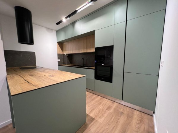 Tirane, jepet me qera apartament 2+1+Ballkon Kati 3, 124 m² 850 € (fusha e aviacionit)