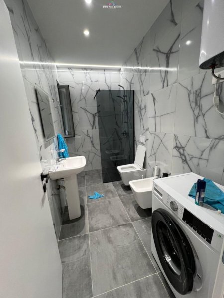 Tirane, jepet me qera apartament 2+1+Ballkon Kati 3, 124 m² 850 € (fusha e aviacionit)