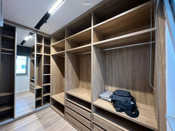 Tirane, jepet me qera apartament 2+1+Ballkon Kati 3, 124 m² 850 € (fusha e aviacionit)