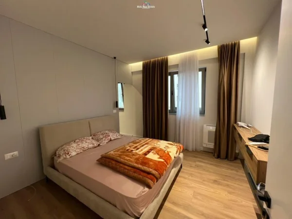Tirane, jepet me qera apartament 2+1+Ballkon Kati 3, 124 m² 850 € (fusha e aviacionit)