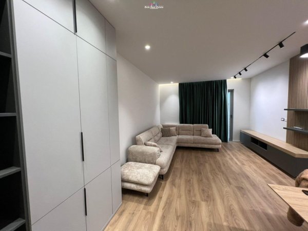 Tirane, jepet me qera apartament 2+1+Ballkon Kati 3, 124 m² 850 € (fusha e aviacionit)
