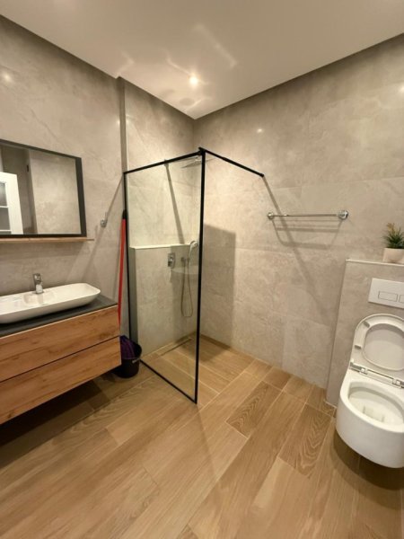 Tirane, jepet me qera apartament 2+1 Kati 5, 85 m² 1.000 € 