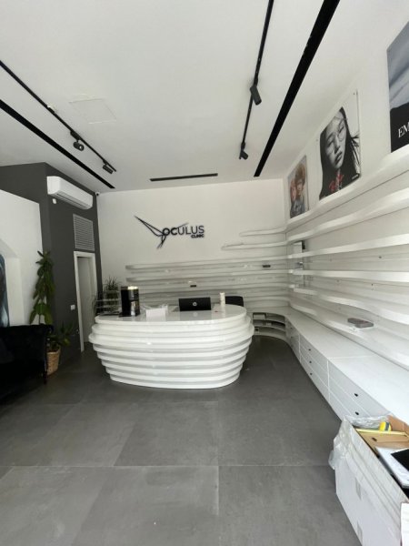 Tirane, jepet me qera dyqan Kati 0, 105 m² 1.800 € (KOMUNA E PARISIT)