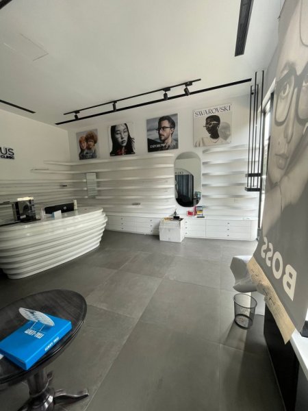 Tirane, jepet me qera dyqan Kati 0, 105 m² 1.800 € (KOMUNA E PARISIT)