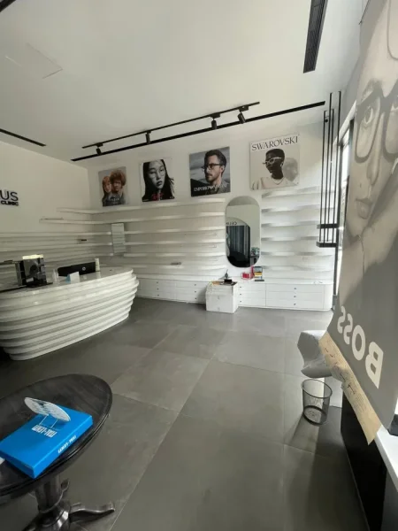 Tirane, jepet me qera dyqan Kati 0, 105 m² 1.800 € (KOMUNA E PARISIT)