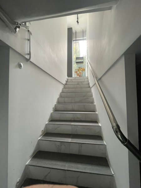 Tirane, jepet me qera dyqan Kati 0, 105 m² 1.800 € (KOMUNA E PARISIT)