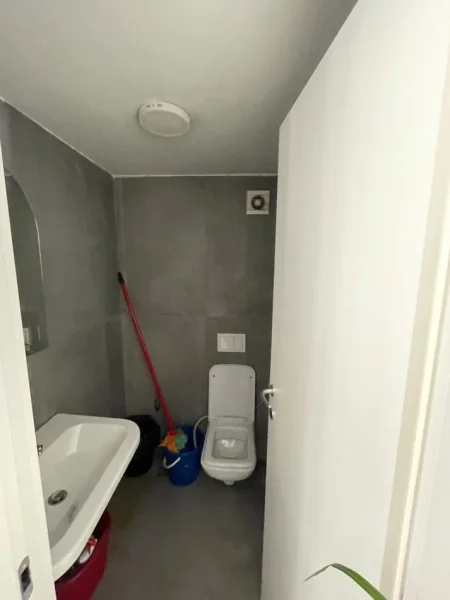 Tirane, jepet me qera dyqan Kati 0, 105 m² 1.800 € (KOMUNA E PARISIT)