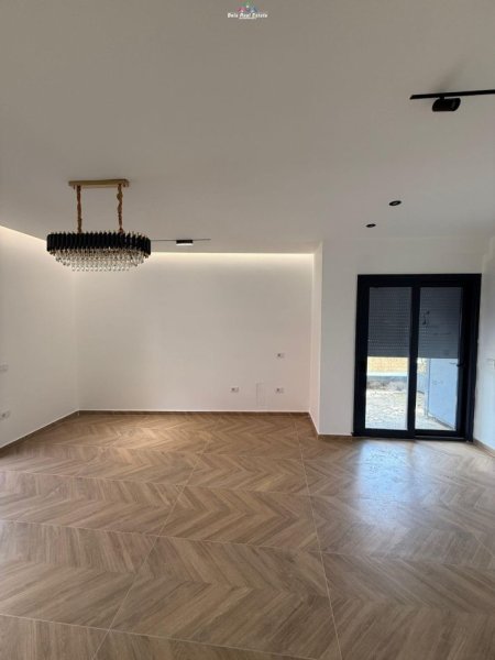 Tirane, jap me qera zyre Kati 1, 130 m² 1.500 € (nexho konomi)