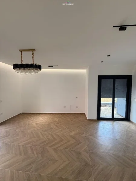 Tirane, jap me qera zyre Kati 1, 130 m² 1.500 € (nexho konomi)