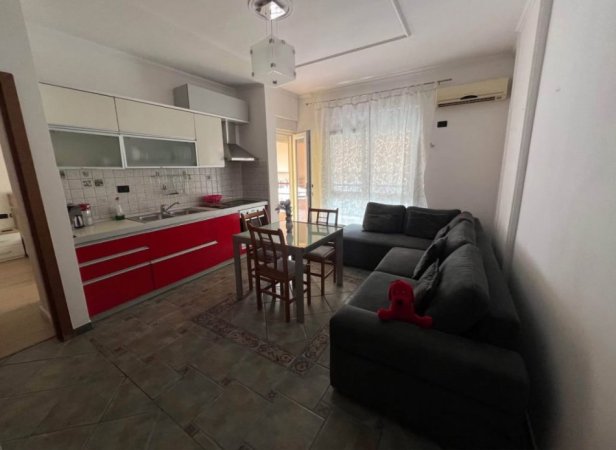 Tirane, jepet me qera apartament 1+1 Kati 4, 70 m² 650 € (RRUGA E KAVAJES)
