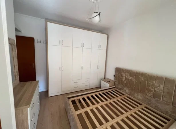Tirane, jepet me qera apartament 1+1 Kati 4, 70 m² 650 € (RRUGA E KAVAJES)