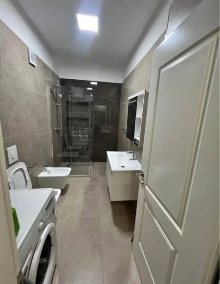 Tirane, jepet me qera apartament 1+1 Kati 4, 70 m² 650 € (RRUGA E KAVAJES)
