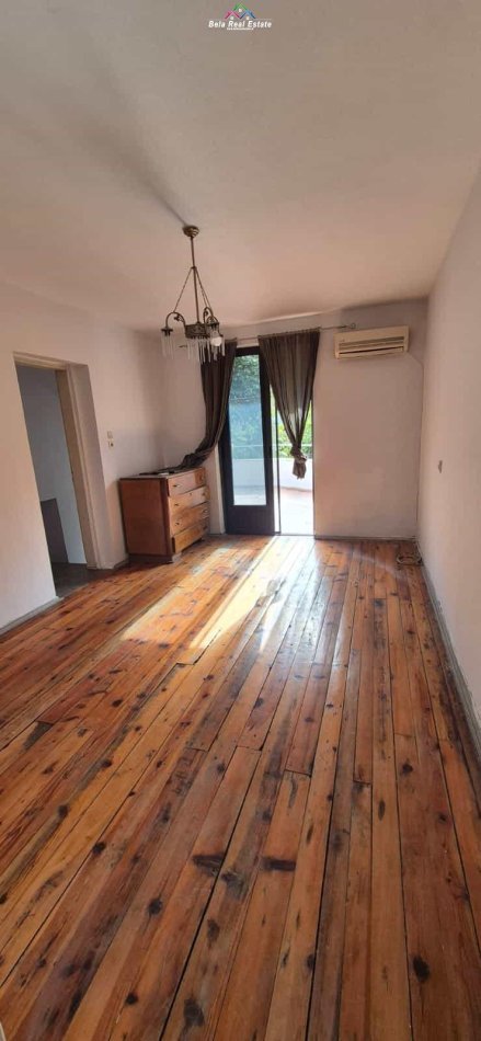 Tirane, jepet me qera Vile 3 Katshe Kati 3, 240 m² 1.300 € (rruga e dibres)