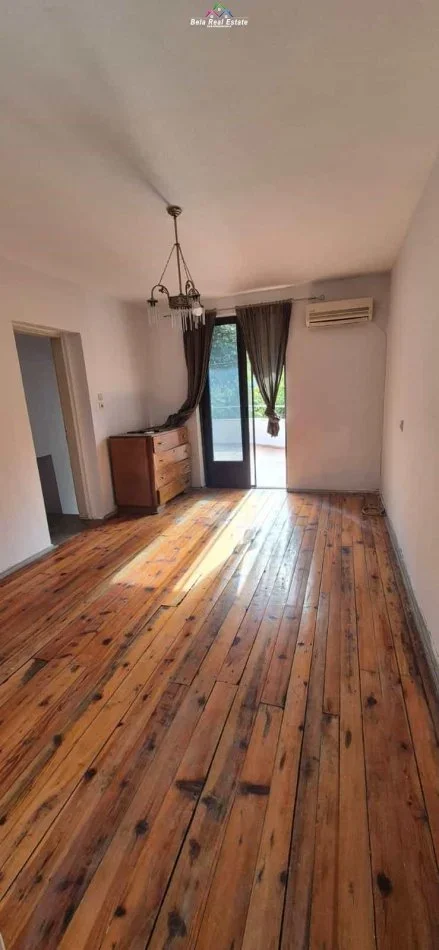 Tirane, jepet me qera Vile 3 Katshe Kati 3, 240 m² 1.300 € (rruga e dibres)