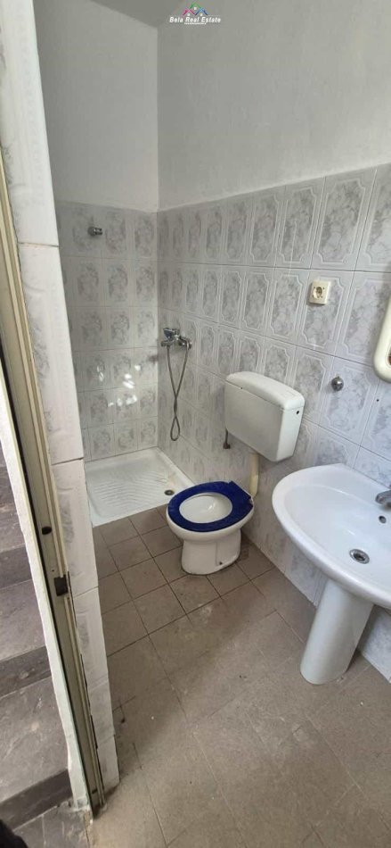 Tirane, jepet me qera Vile 3 Katshe Kati 3, 240 m² 1.300 € (rruga e dibres)