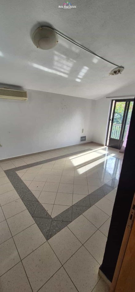 Tirane, jepet me qera Vile 3 Katshe Kati 3, 240 m² 1.300 € (rruga e dibres)