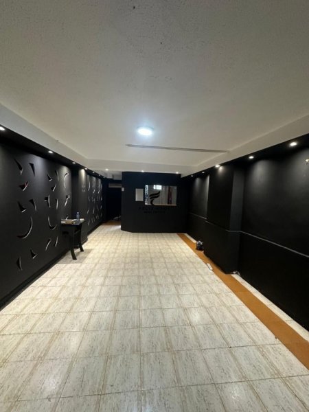 Tirane, jepet me qera dyqan Kati 0, 52 m² 350 € (KOMUNA E PARISIT)