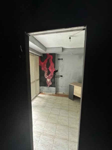 Tirane, jepet me qera dyqan Kati 0, 52 m² 350 € (KOMUNA E PARISIT)