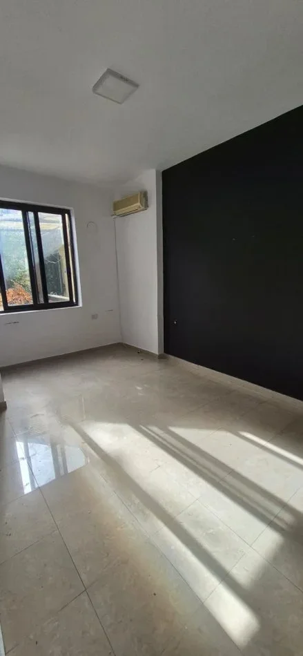 Tirane, jepet me qera Vile 2+1 Kati 0, 300 m² 1.300 € (selvia)