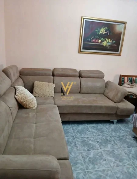 Tirane, jepet me qera apartament 2+1+Ballkon Kati 4, 80 m² 600 € (SHKOLLA E KUQE)