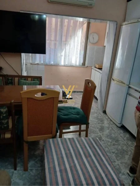 Tirane, jepet me qera apartament 2+1+Ballkon Kati 4, 80 m² 600 € (SHKOLLA E KUQE)