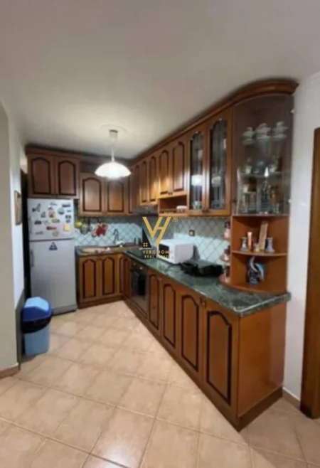 Tirane, jepet me qera apartament 2+1+Ballkon Kati 2, 80 m² 700 € (RRUGA NAIM FRASHERI)