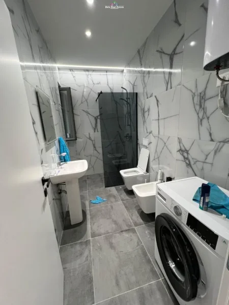 Tirane, jepet me qera apartament 2+1+Ballkon Kati 3, 124 m² 850 € (Fusha Aviacionit)