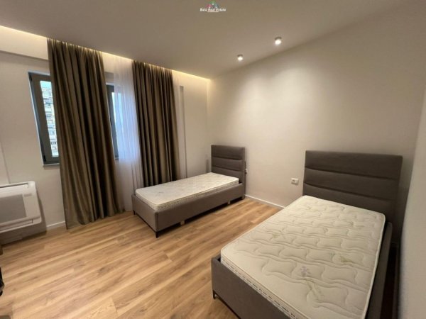 Tirane, jepet me qera apartament 2+1+Ballkon Kati 3, 124 m² 850 € (Fusha Aviacionit)