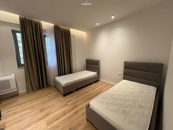 Tirane, jepet me qera apartament 2+1+Ballkon Kati 3, 124 m² 850 € (Fusha Aviacionit)