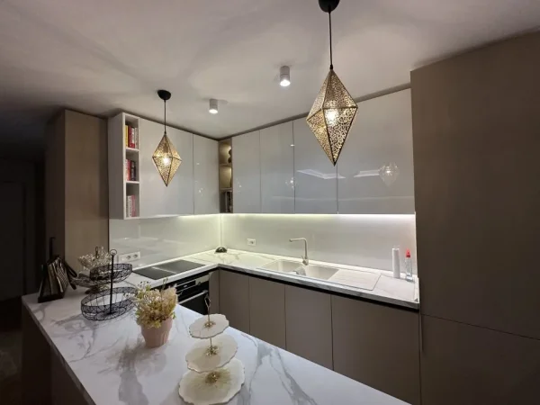 Tirane, jepet me qera apartament 3+1 , 129 m² 1.800 € 