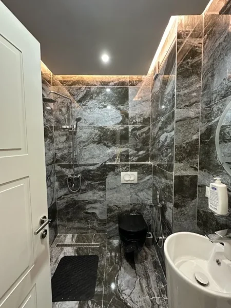 Tirane, jepet me qera apartament 3+1 , 129 m² 1.800 € 