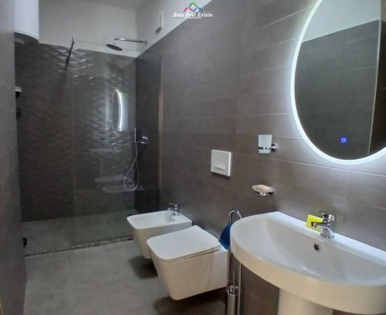 Tirane, jepet me qera apartament 2+1+Ballkon Kati 4, 76 m² 1.000 € (Zogu i Zi)