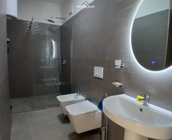 Tirane, jepet me qera apartament 2+1+Ballkon Kati 4, 76 m² 1.000 € (Zogu i Zi)