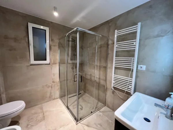 Tirane, jepet me qera apartament 2+1 , 110 m² 900 € 