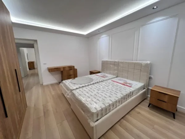 Tirane, jepet me qera apartament 2+1 , 110 m² 900 € 