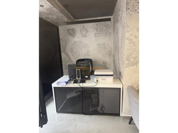 Tirane, jepet me qera ambjent biznesi Kati -1, 57 m² 1.000 € (Ish Ekspozita)