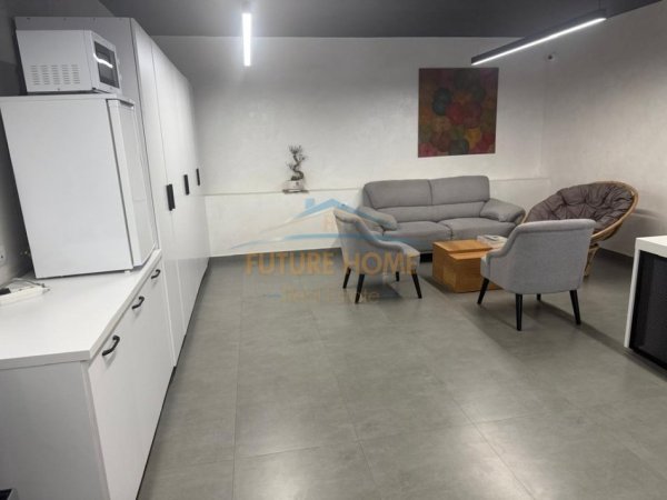 Tirane, jepet me qera ambjent biznesi Kati -1, 57 m² 1.000 € (Ish Ekspozita)