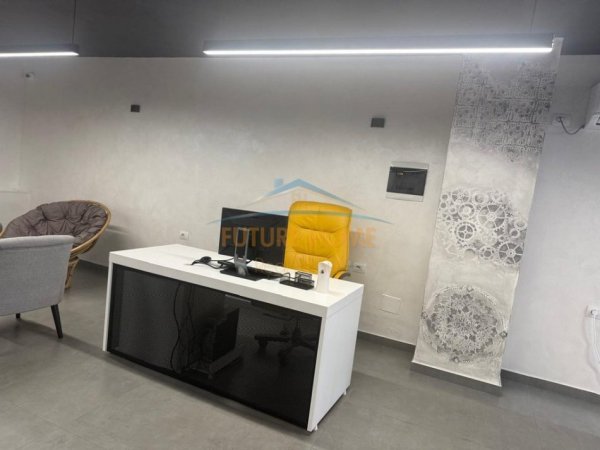 Tirane, jepet me qera ambjent biznesi Kati -1, 57 m² 1.000 € (Ish Ekspozita)
