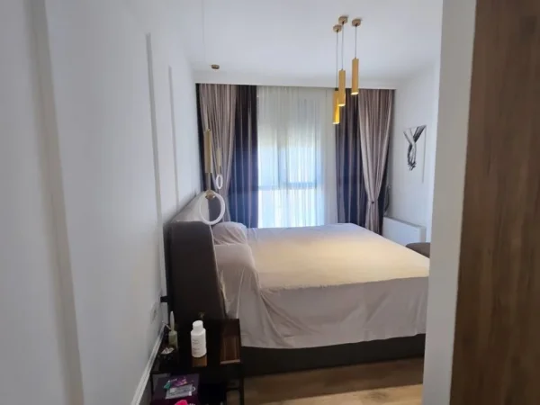 Tirane, shitet apartament 2+1 , 140 m² 