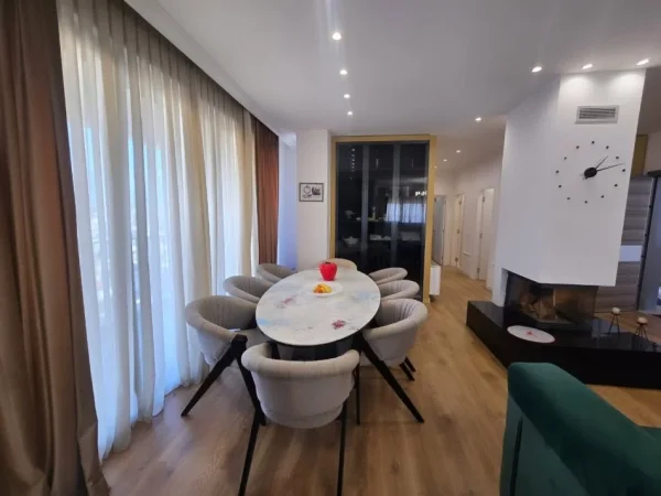 Tirane, shitet apartament 2+1 , 140 m² 