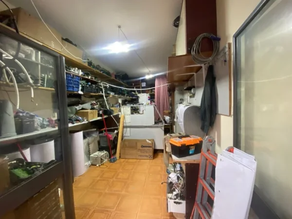 Tirane, jepet me qera magazine Kati 0, 28 m² 400 € (rruga Haxhi Kika)