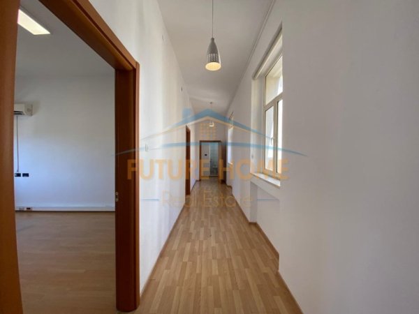 Tirane, jepet me qera ambjent biznesi Kati 0, 1.358 m² 28.000 € (Bllok)